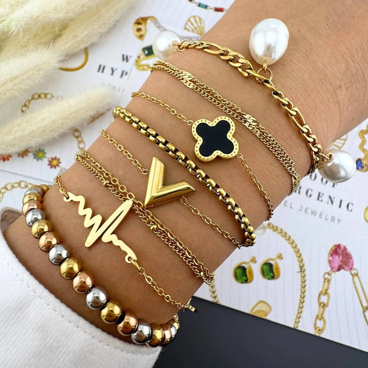 18K Gold Plated Stainless Steel Hearts Bracelet - Stylish Wrist Accessory Delta Jewel