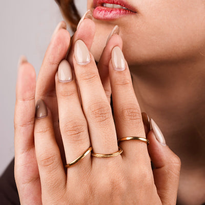 Aurora Shimmer Ring – Delta Jewel gold-plated minimalist ring set, close-up highlighting the shine and detail of the jewelry on a model’s hand.